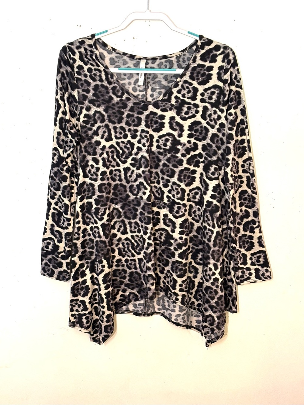 Cool Melon Leopard Print V-Neck Tunic Top - Black, Gray & Cream. Size L. EUC.